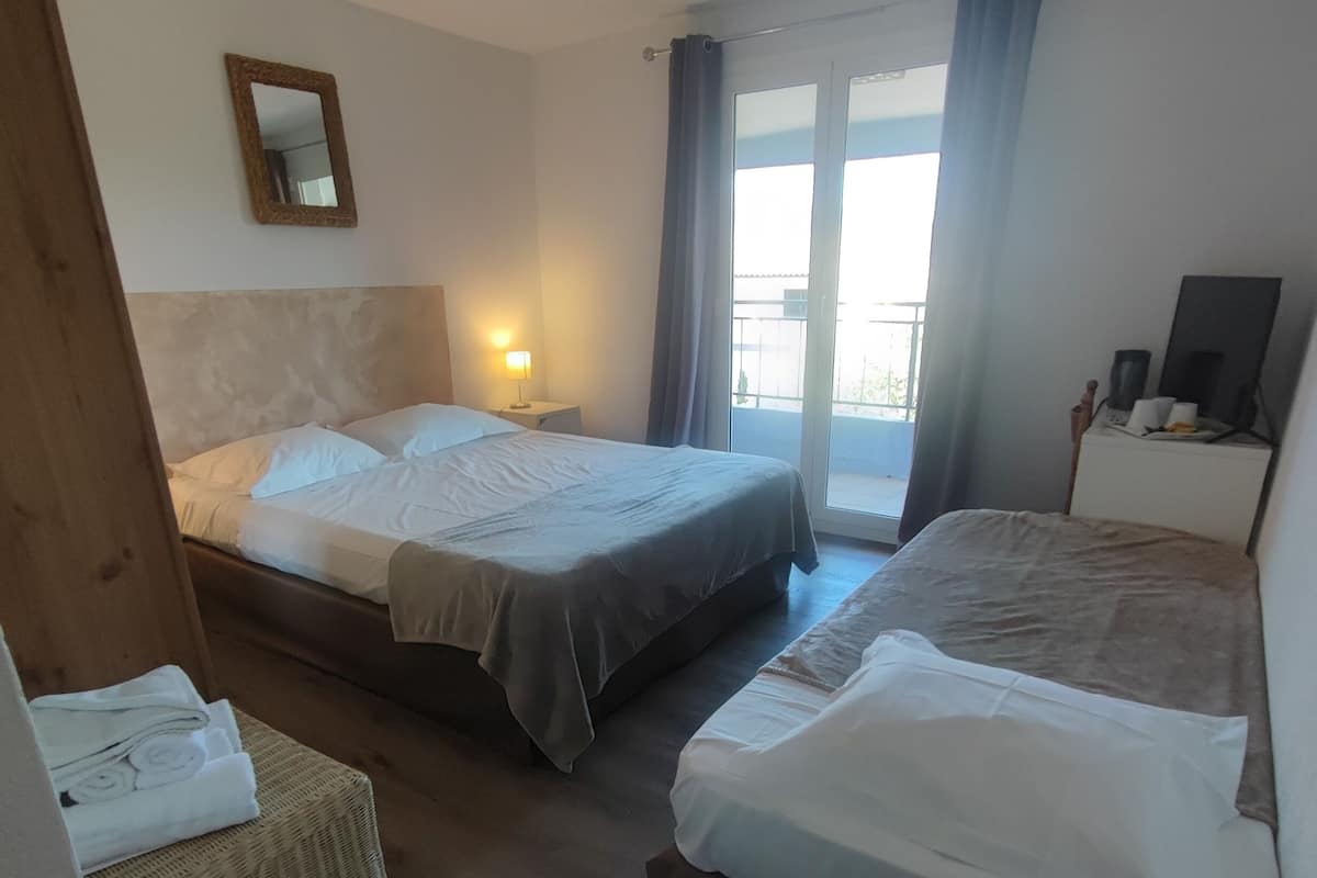 Triple Room | Free WiFi, bed sheets
