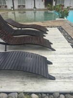 Una piscina al aire libre, cabañas de piscina gratuitas, tumbonas