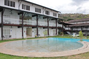 Outdoor pool, open 8:00 AM to 8:00 PM, free pool cabanas, pool loungers - Hotel Luisiana (Uruca)