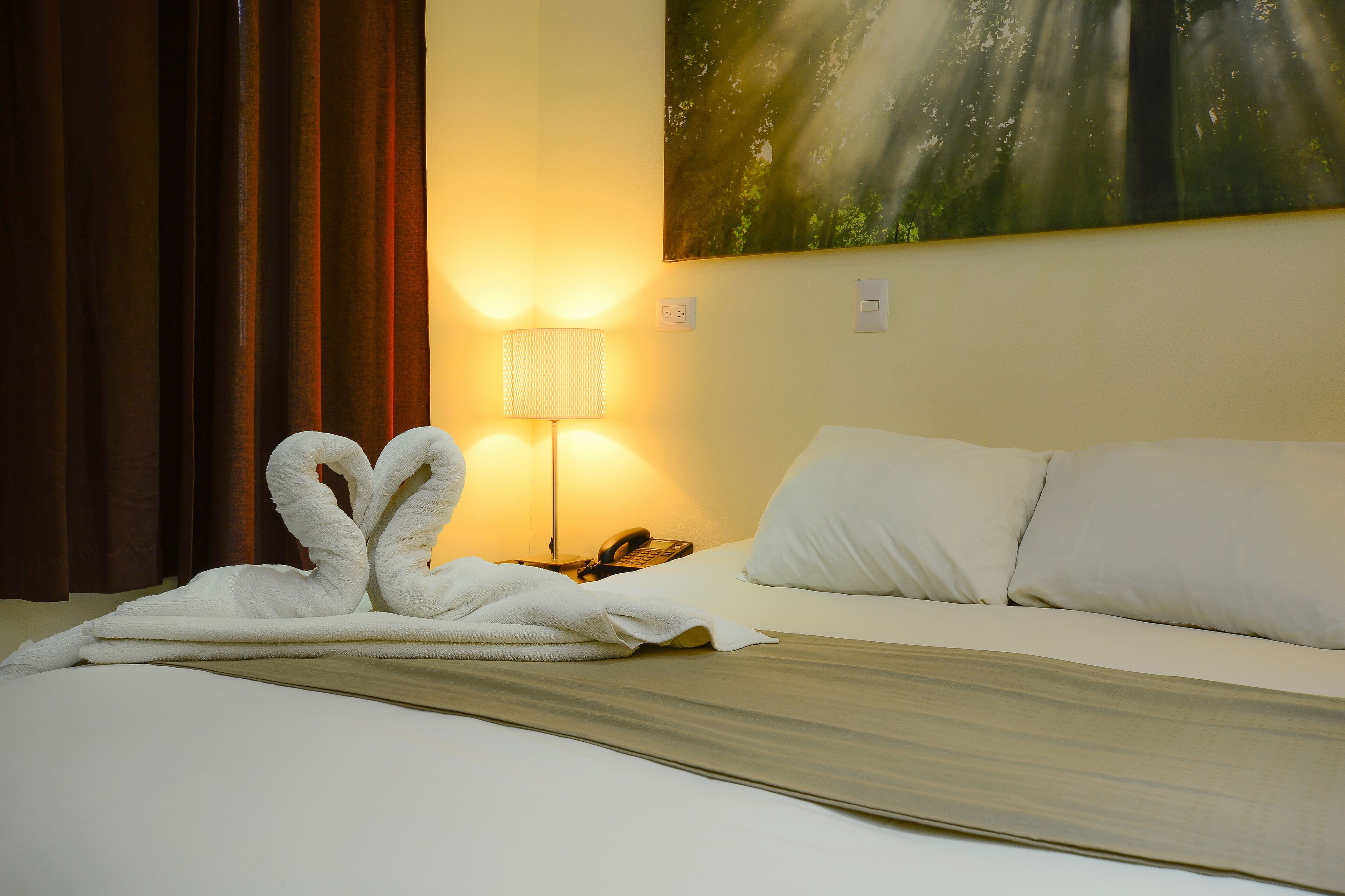 Standardrum - 1 dubbelsäng - utsikt mot bergen (3rd floor no elevator) | Egyptiska bomullslakan, sängtillbehör av högsta kvalitet och duntäcken