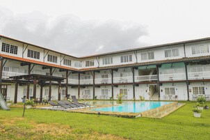 Una piscina al aire libre, cabañas de piscina gratuitas, tumbonas