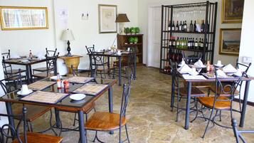 Desayuno completo (USD 7 por persona)