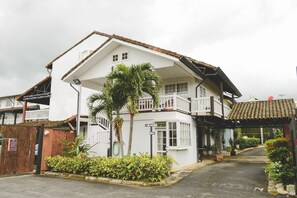 Vista frontal de la propiedad