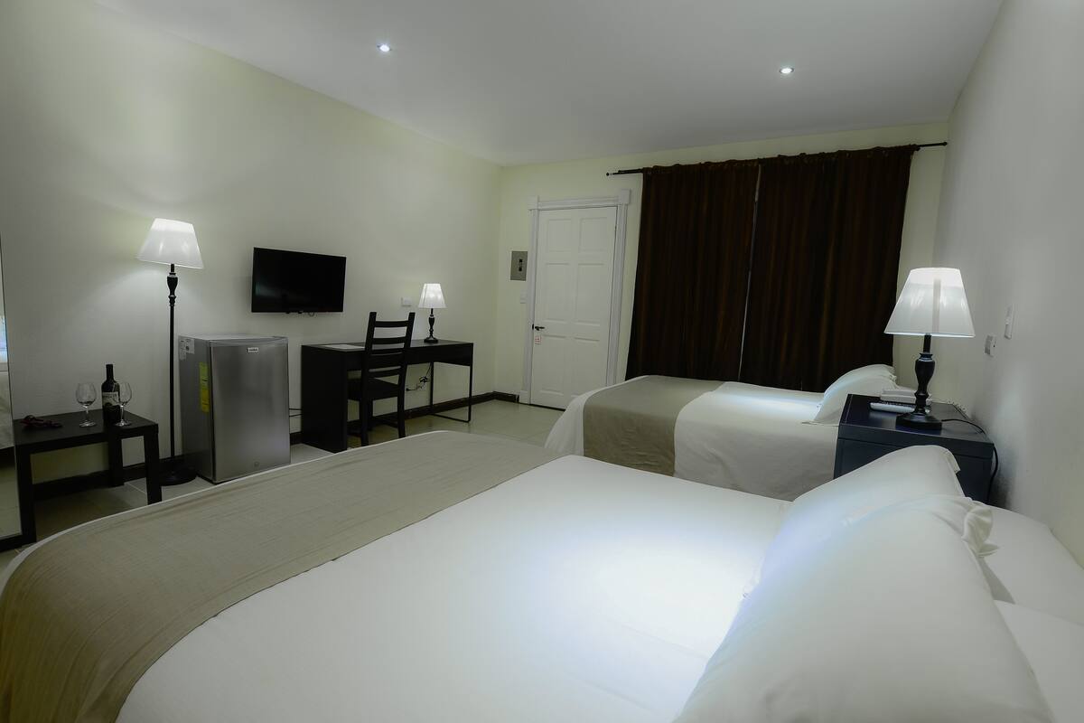 Deluxe-Zimmer, 2 Queen-Betten, barrierefrei | Bettwäsche aus ägyptischer Baumwolle, hochwertige Bettwaren