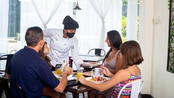 Petit déjeuner, déjeuner et dîner servis sur place