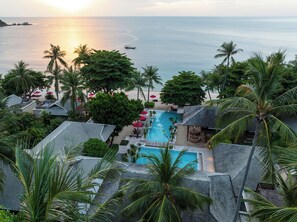 A resort with a swimming pool, beach, and ocean view. - Anantara Rasananda Koh Phangan Villas (Ko Pha-ngan)