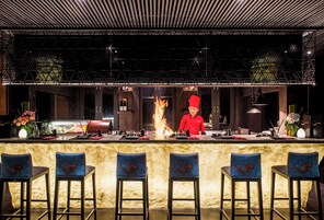 2 间餐厅，供应早餐、午餐和晚餐，日本菜