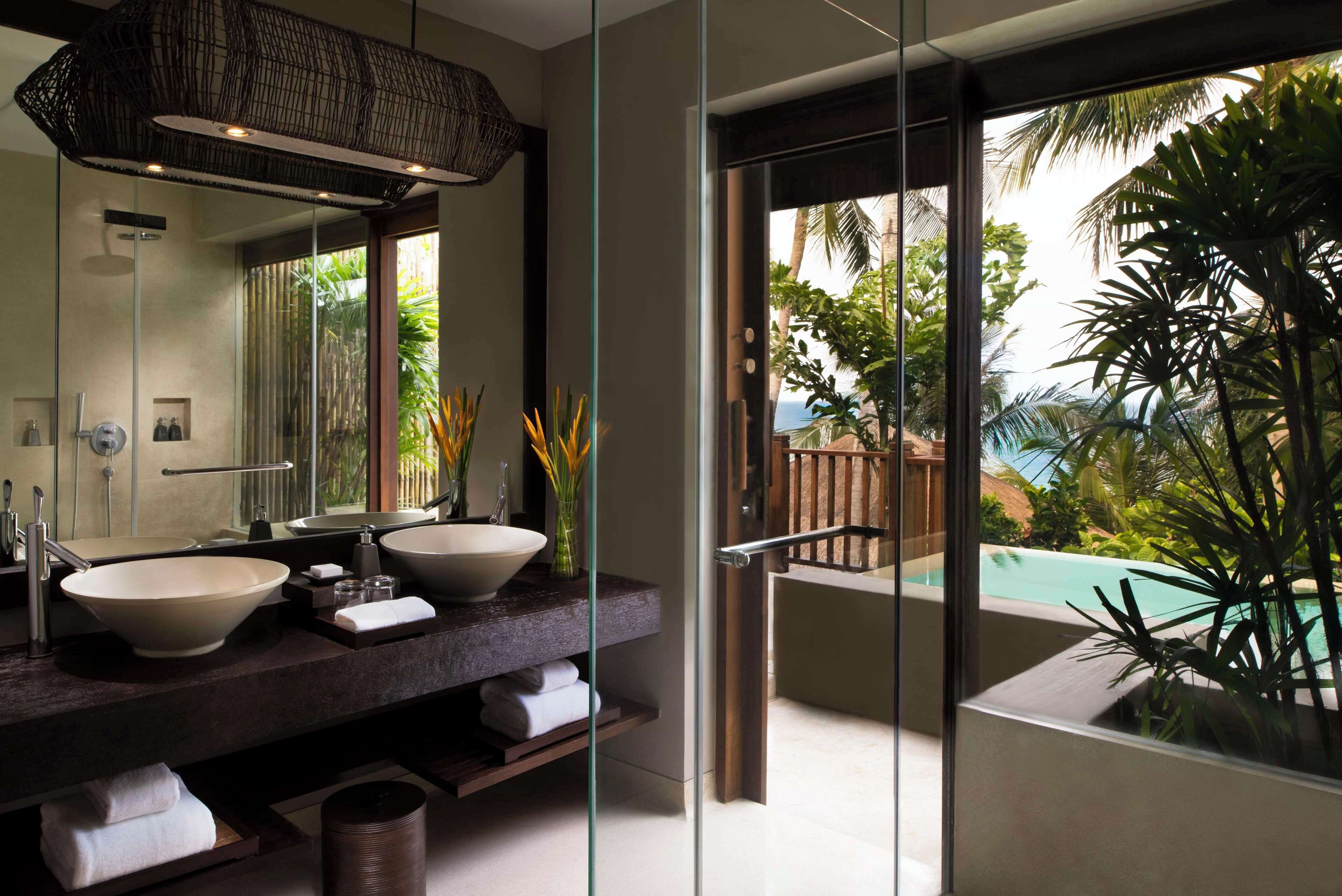 Ocean Pool Suite | Bathroom | Shower, rainfall showerhead, free toiletries, hair dryer
