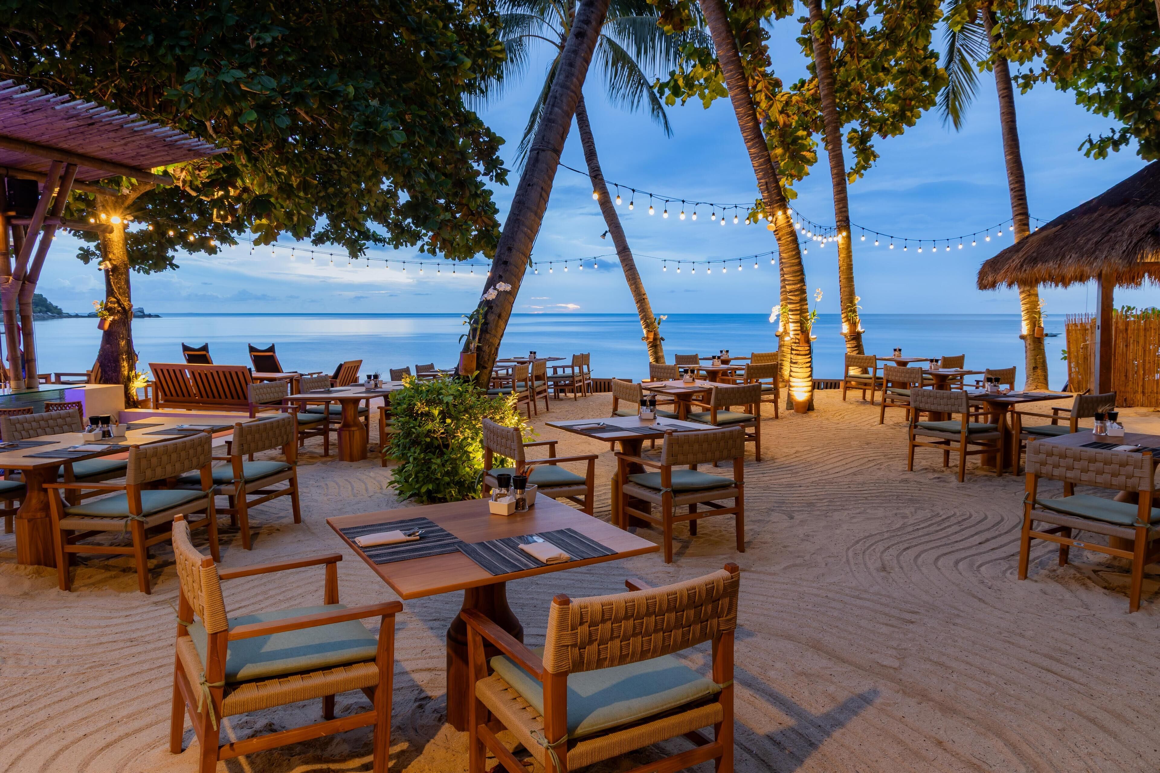 2 restauranter; serverer morgenmad, frokost og japanske retter