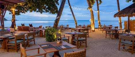 2 restaurantes; se sirve desayuno, almuerzo y cena; cocina japonesa