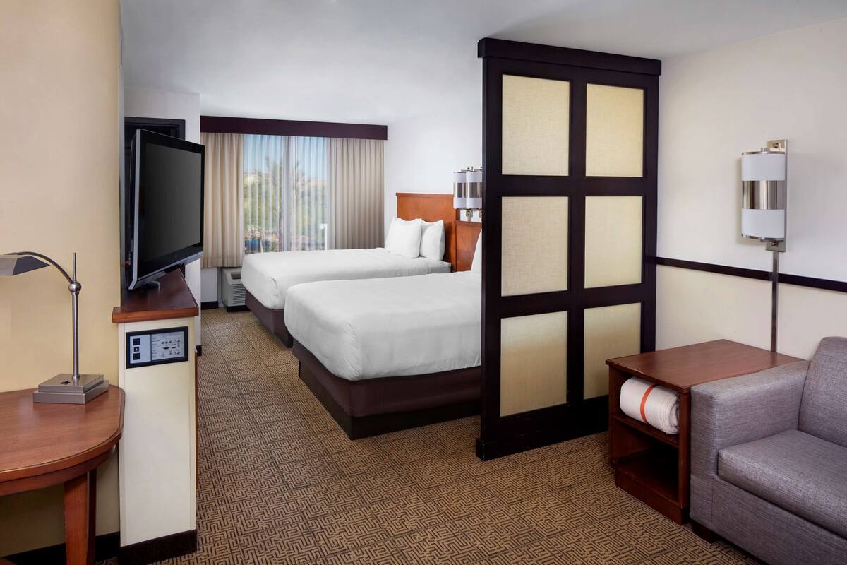 Premium bedding, in-room safe, desk, iron/ironing board