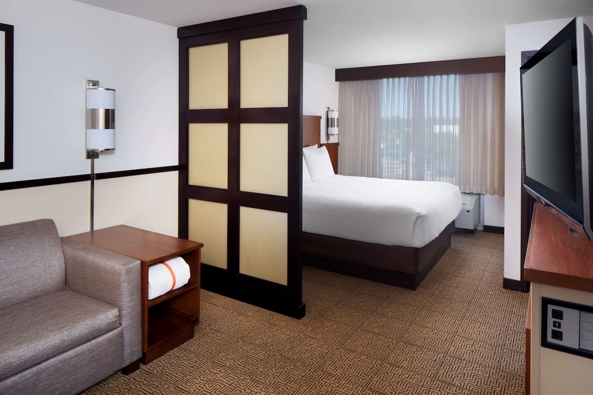 Premium bedding, in-room safe, desk, iron/ironing board