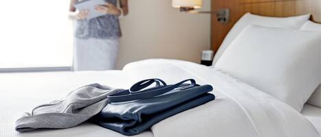 Ropa de cama de alta calidad y caja de seguridad en la habitación