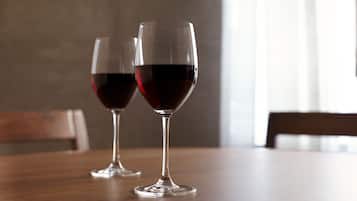 Twee wijnglazen op een houten tafel.