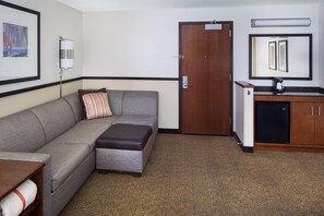 Ropa de cama de alta calidad y caja de seguridad en la habitación 