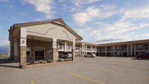A motel with a central building and a covered parking area. - Americas Best Value Inn Pryor (Pryor)