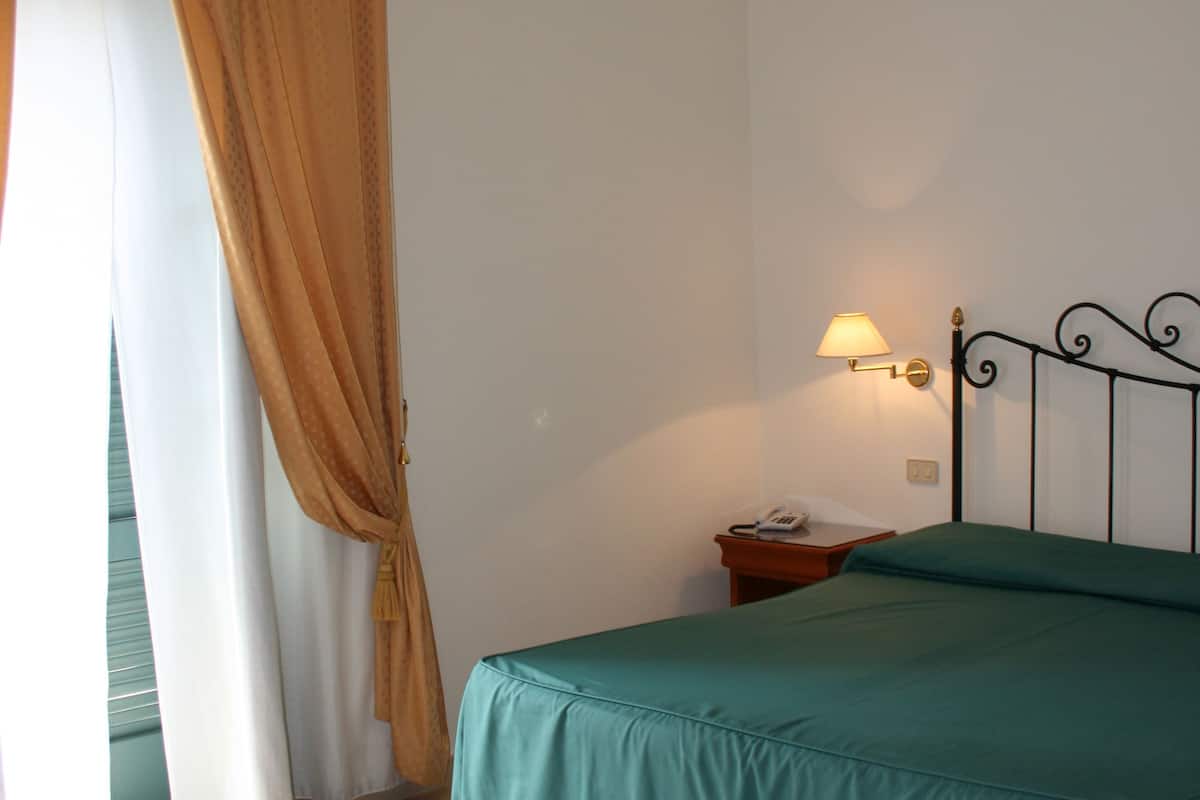 1 bedroom, premium bedding, minibar, in-room safe