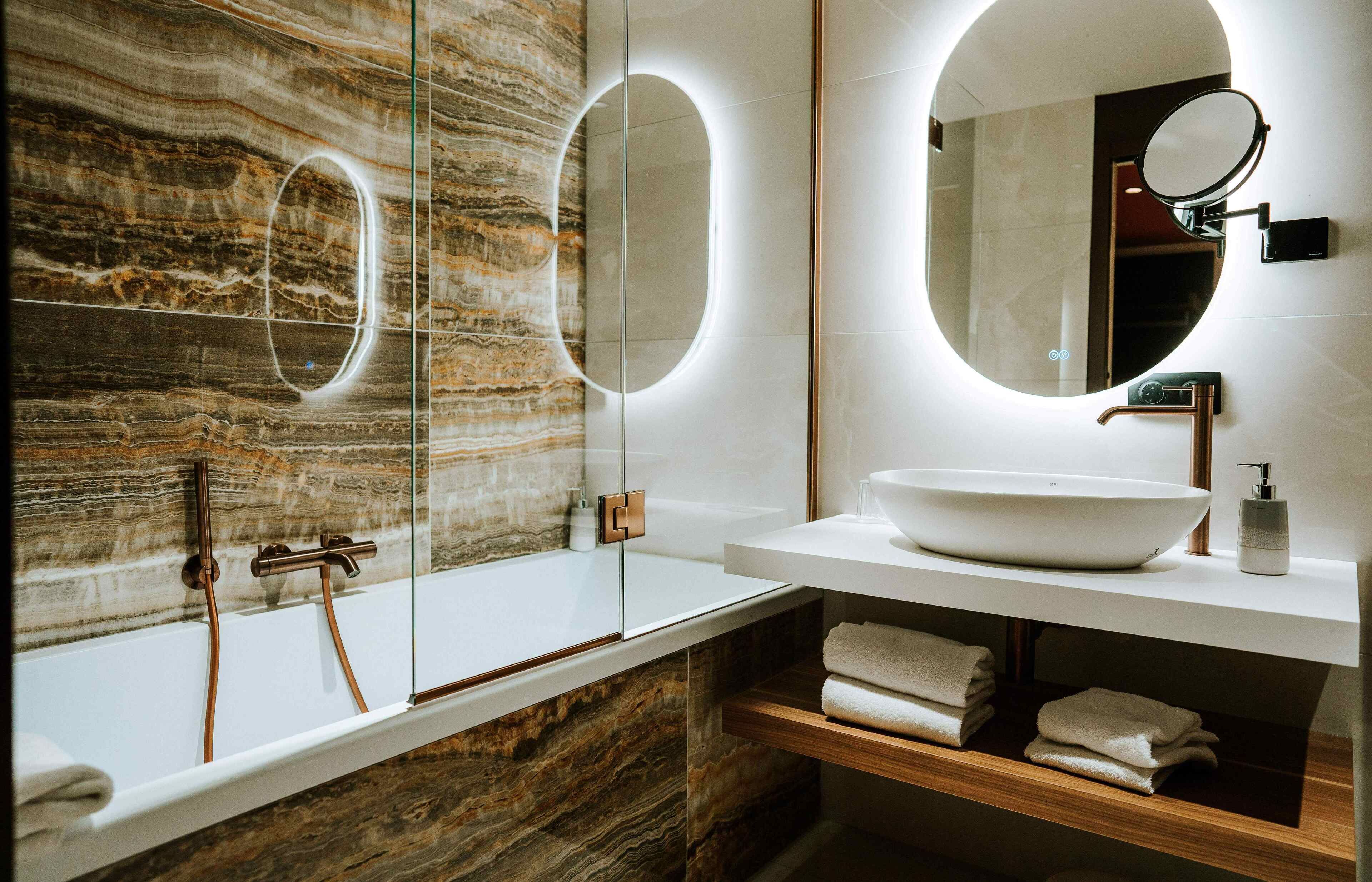 superior double room, city view | bathroom | shower, free toiletries, hair dryer, towels