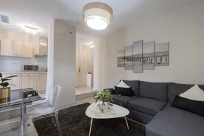 Căn hộ | Khu phòng khách | TV LED 107-cm có truyền hình vệ tinh, TV 