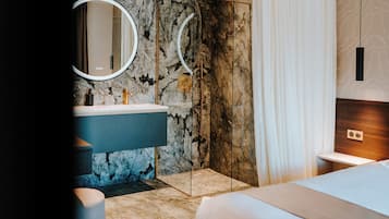 Suite Confort, terrasse | Salle de bain | Douche, articles de toilette gratuits, sèche-cheveux