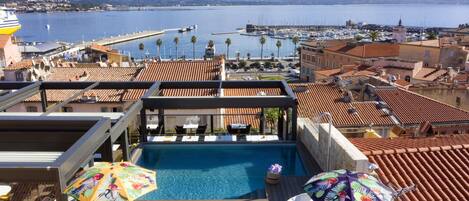 Suíte conforto, terraço | Piscina na cobertura | Piscina externa sazonal, funciona das 8h30 às 18h30, guarda-sóis