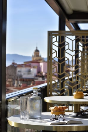 Petit déjeuner buffet (16 EUR par personne)