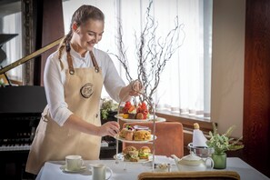 Serveert ontbijt, lunch en diner