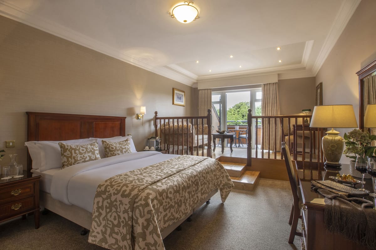 premium bedding, in-room safe, desk, laptop workspace