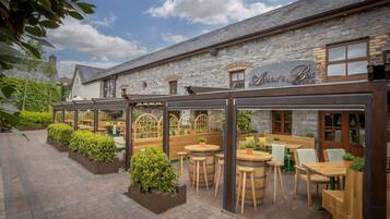 Breakfast, lunch and dinner served