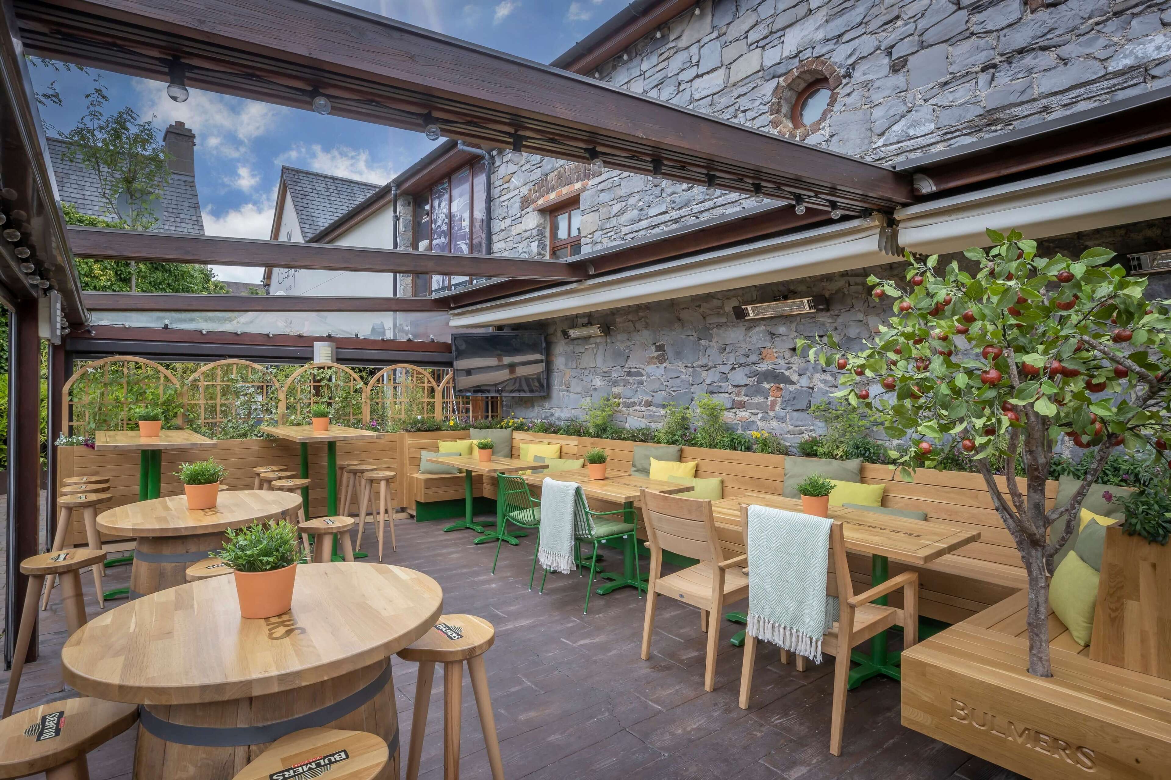 breakfast, lunch and dinner served