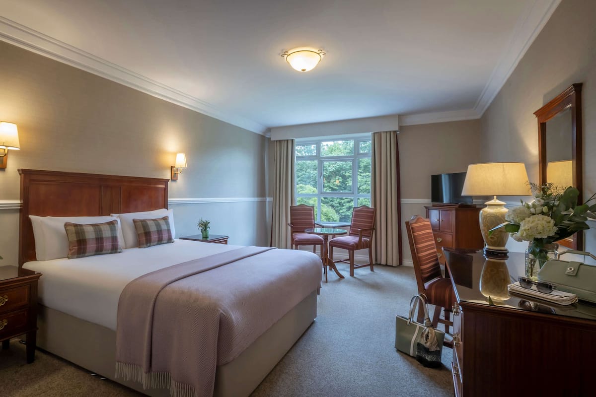 Superior tweepersoonskamer | Luxe beddengoed, een kluis op de kamer, een bureau, een laptopwerkplek