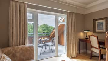 Premium bedding, in-room safe, desk, laptop workspace