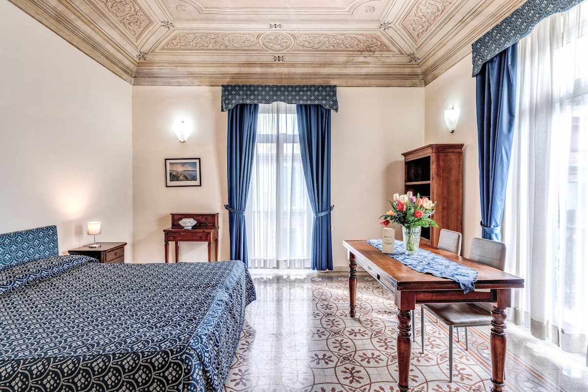 Standaard kamer, 1 twee- of 2 eenpersoonsbedden | Luxe beddengoed, een minibar, een kluis op de kamer, een bureau