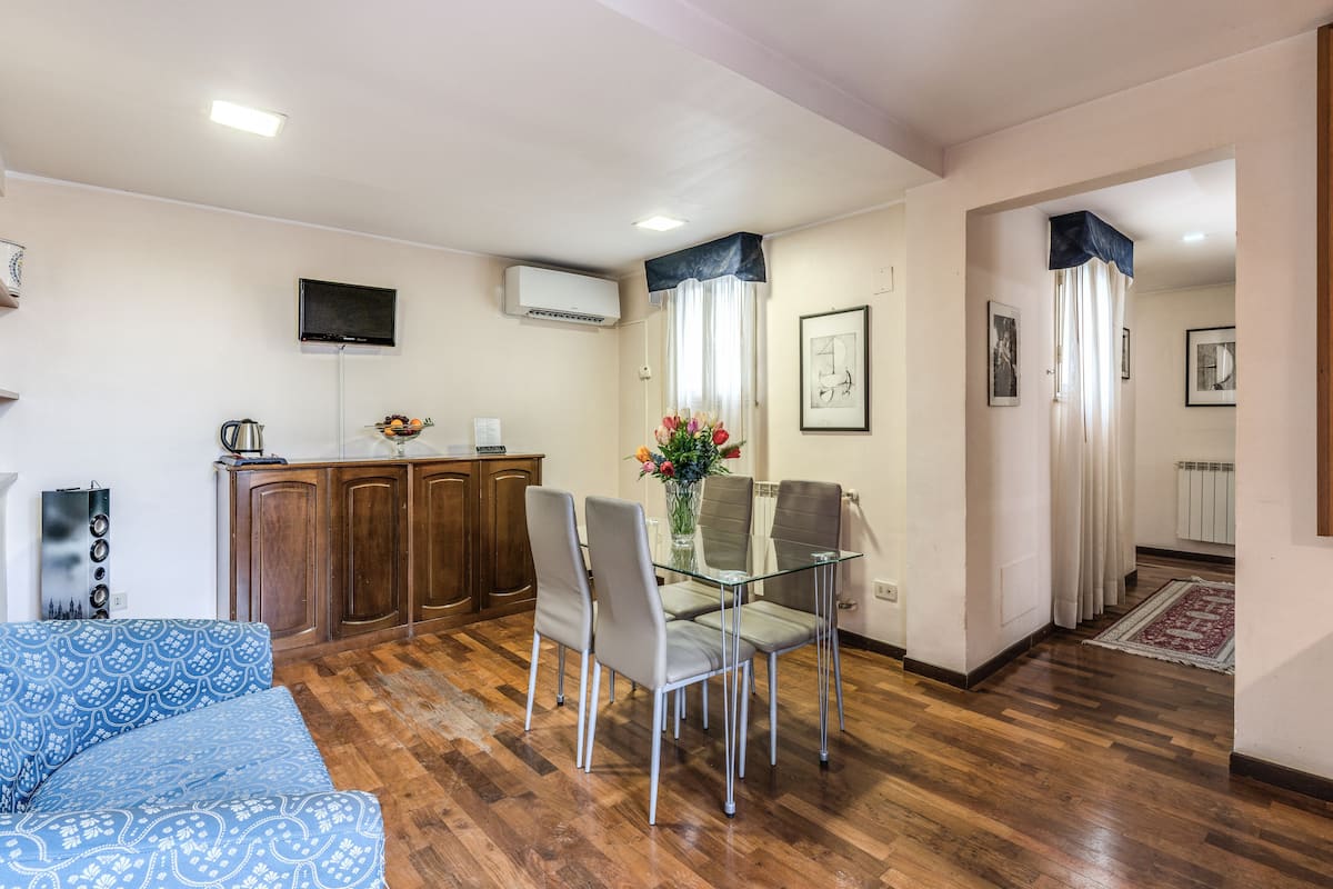 Driepersoonskamer | Luxe beddengoed, een minibar, een kluis op de kamer, een bureau