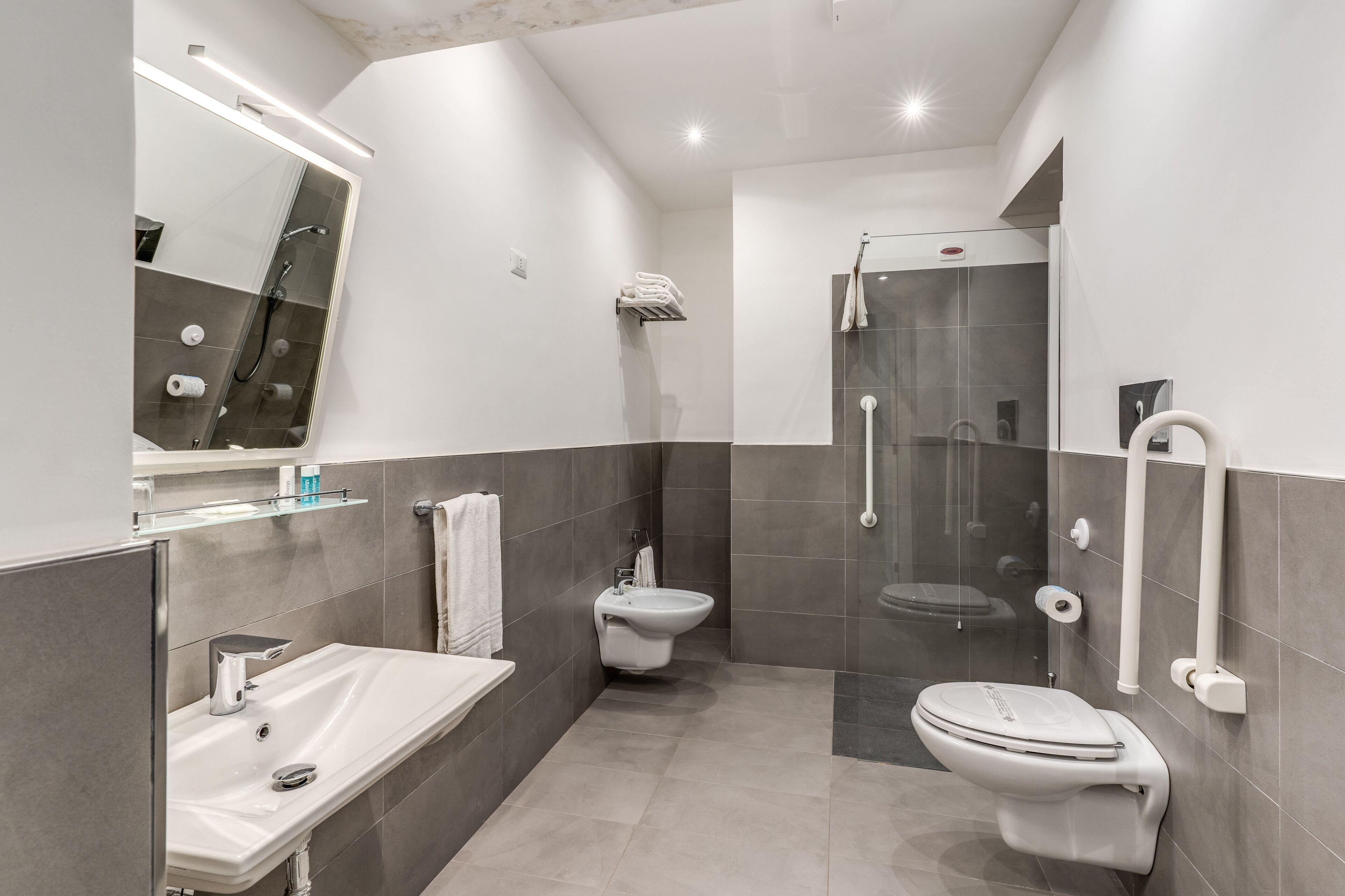 Kamar Double atau Twin Superior | Kamar mandi | Bathtub dan shower terpisah dan perlengkapan mandi gratis