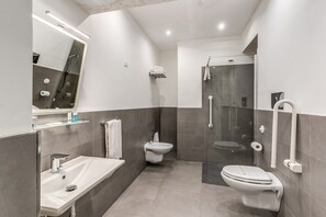 Quarto casal ou duplo superior | Banheiro | Banheira e chuveiro separados, produtos de toalete grátis