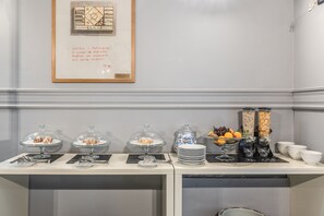 Petit déjeuner composé de spécialités régionales (10 EUR par personne)