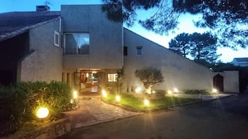 Façade de lâhĂ©bergement - soirĂ©e/nuit