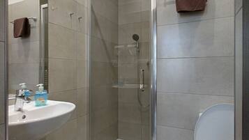 Tremannsrom, privat bad | Bad | Dusj, hårføner, håndklær og såpe