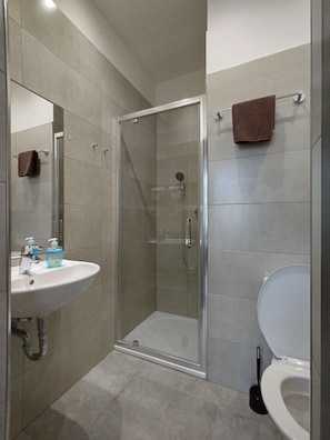 Triple Room, Private Bathroom | Bathroom