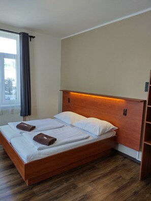 Habitación triple, baño privado | Escritorio, cortinas blackout, wifi gratis y ropa de cama 