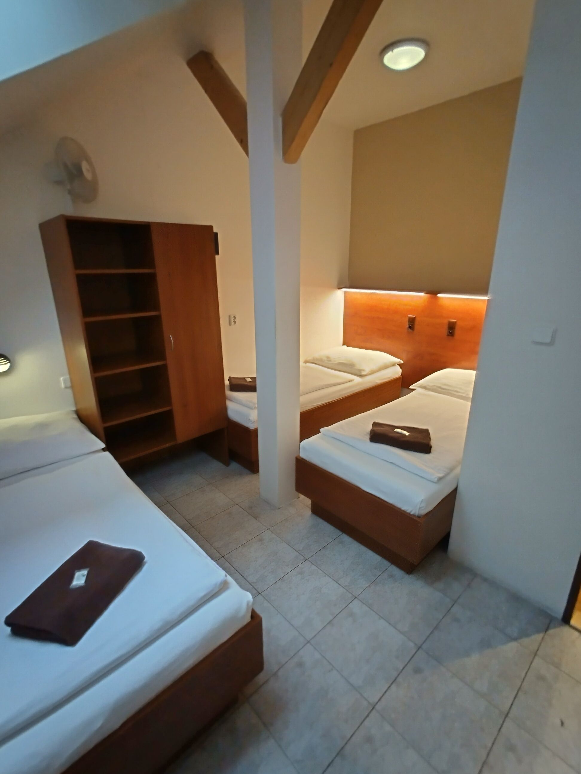 Habitación cuádruple, baño privado | Escritorio, cortinas opacas, wifi gratis y ropa de cama