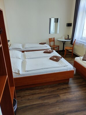 Vierbettzimmer, eigenes Bad | Schreibtisch, Verdunkelungsvorhänge, kostenloses WLAN, Bettwäsche