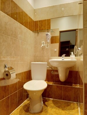 Ducha, secador de pelo, toallas y jabón