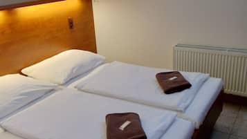 Escritorio, cortinas blackout, wifi gratis y ropa de cama