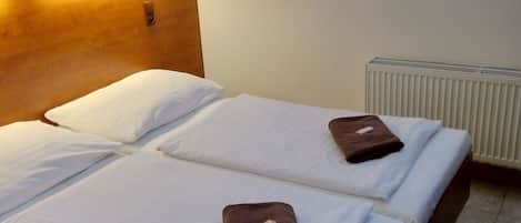 Escritorio, cortinas opacas, wifi gratis y ropa de cama