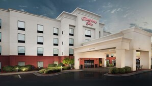 Un hôtel Hampton Inn doté d’une façade moderne, d’une entrée bien visible et d’une façade extérieure bien entretenue.