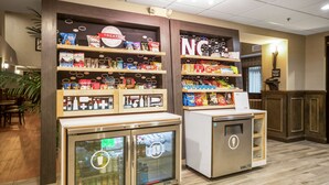 Un espace dédié à la vente de collations, avec divers aliments emballés et une section réfrigérée.
