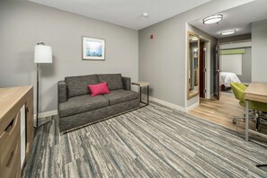 خزنة داخل الغرفة ومكتب ومساحة عمل للكمبيوتر المحمول ومكواة/لوح كي