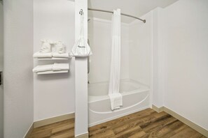 Ilmaiset hygieniatuotteet, hiustenkuivaaja, pyyhkeet